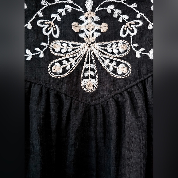 Max Studio London Floral Embroidered Top In Black Floral Vine - Picture 5 of 7